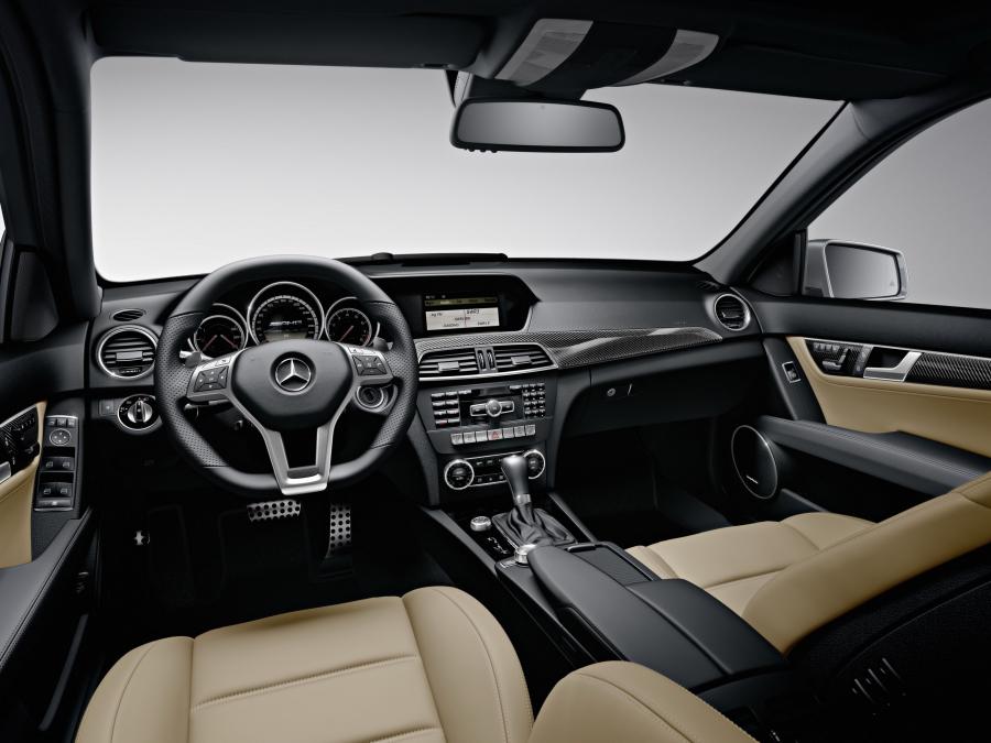  Mercedes-Benz C63 AMG 2012 года  (фото 13 из 40)